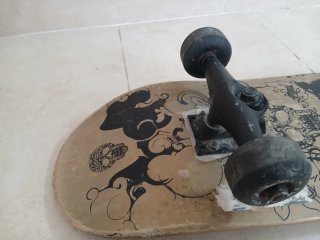 Skate board diseño dorado y negro