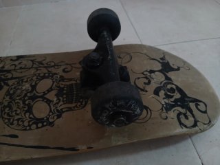 Skate board diseño dorado y negro