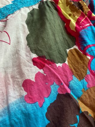 Vestido estampado floral con pedrería