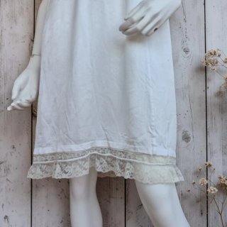 Vestido lencero beige claro  de seda con encaje
