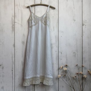 Vestido lencero beige claro  de seda con encaje