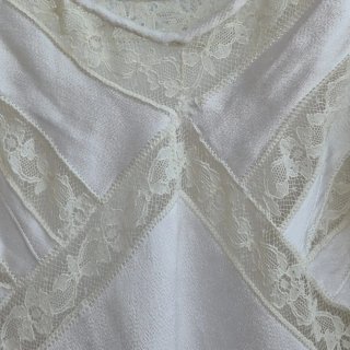 Vestido lencero beige claro  de seda con encaje