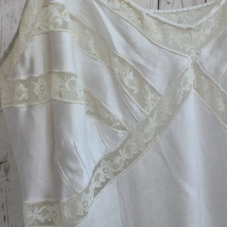 Vestido lencero beige claro  de seda con encaje
