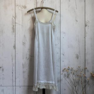 Vestido lencero beige claro  de seda con encaje