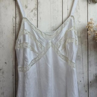 Vestido lencero beige claro  de seda con encaje