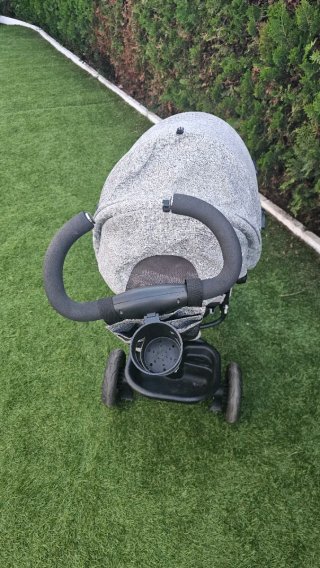 Triciclo reversible gris, con poco uso.