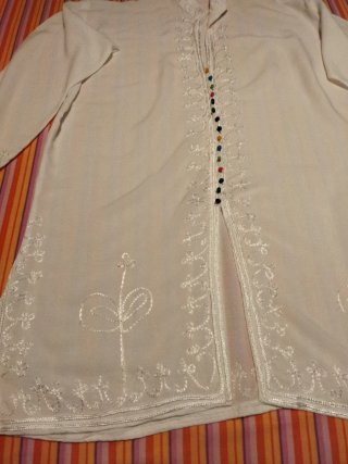 Camisa blanca con adornos