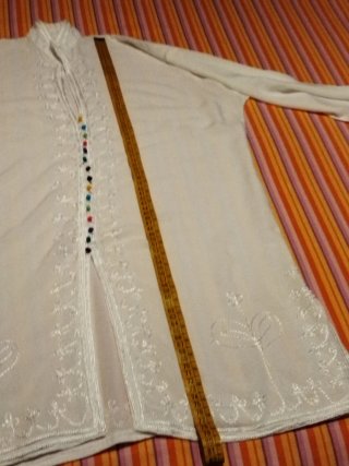 Camisa blanca con adornos