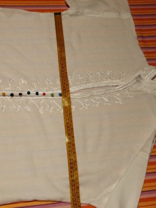 Camisa blanca con adornos