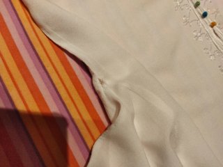 Camisa blanca con adornos