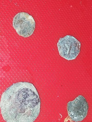 Lotto di antiche monete romane e altre