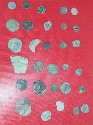 Lotto di antiche monete romane e altre