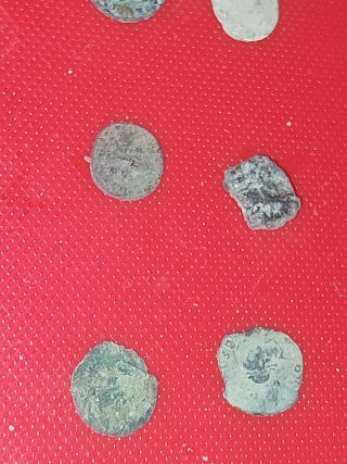 Lotto di antiche monete romane e altre
