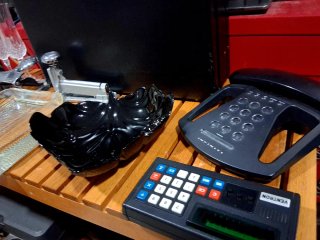 Lote objetos vintage: maletín, teléfono, etc.
