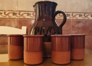Jarra de barro con 9 vasos