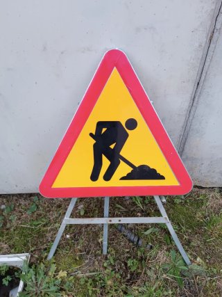 Señal de obras triangular