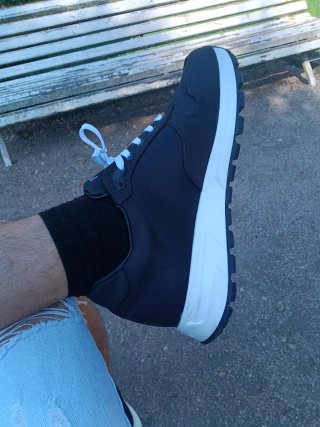 Zapatillas deportivas negras y blancas