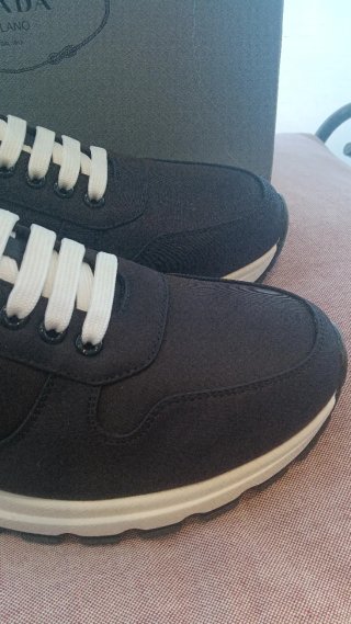 Zapatillas deportivas negras y blancas
