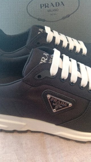 Zapatillas deportivas negras y blancas