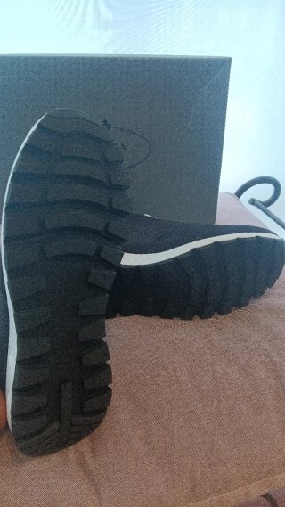 Zapatillas deportivas negras y blancas