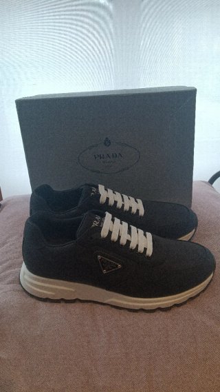Zapatillas deportivas negras y blancas