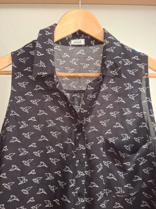 Camisa sin mangas con estampado de pájaros