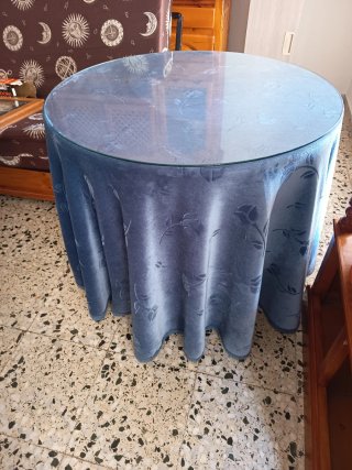 Mesa camilla redonda cristal y tapete azul