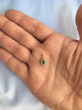 Colgante Oro 18k Diamantes naturales y Esmeralda