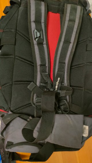 Mochila Quechua 35L Negra y Gris