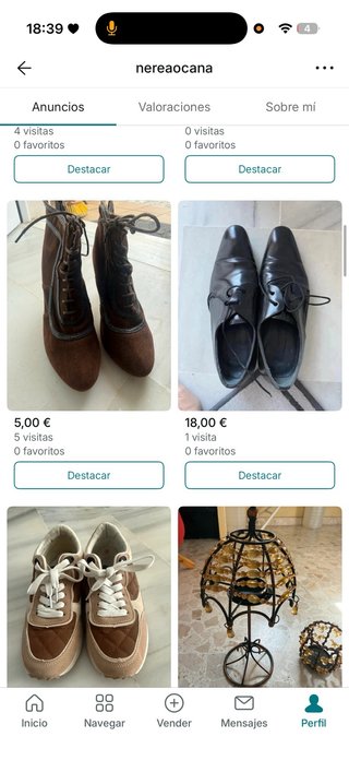 Bolsa con ropa y zapatos