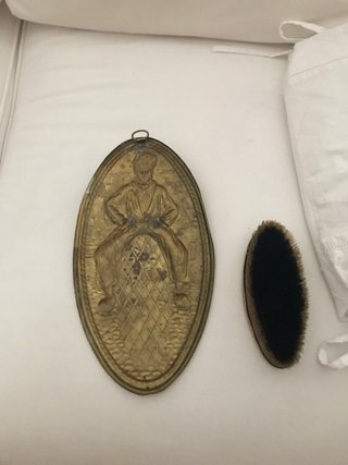 Adorno bronce vintage cepillo ropa