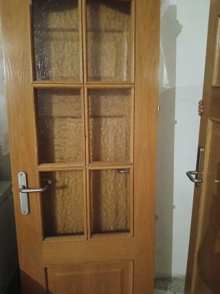 Puerta de madera con cristales