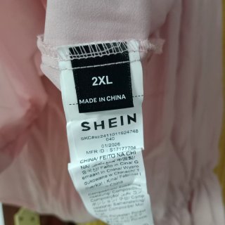 Como para talla 54,Blusa rosa con volantes y flor
