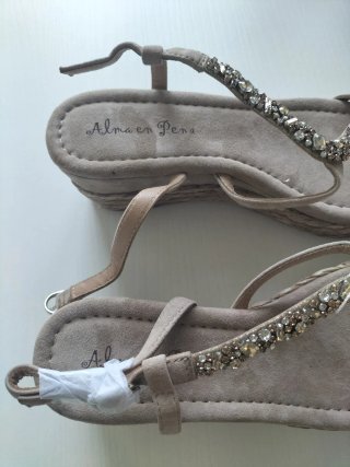 Sandalias cuña Alma en Pena de pedrería nuevas.