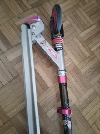 Patinete infantil rosa y plateado