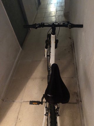 Bicicleta de montaña blanca btiwn