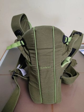 Mochila BabyBjörn + Chubasquero y Babero