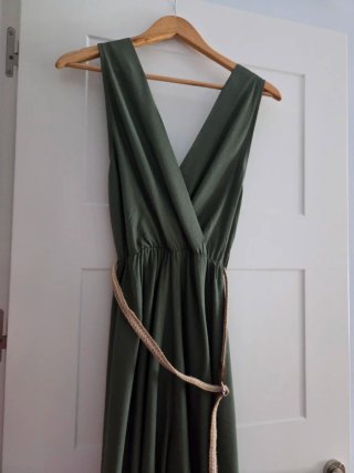 Mono verde sin mangas con cinturón