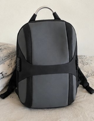 Mochila antirrobo gris semirrígida para portátil