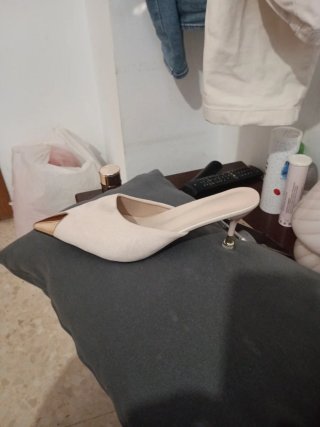 Zapatos de tacón beige y dorado