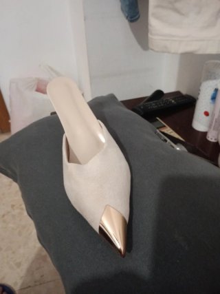 Zapatos de tacón beige y dorado