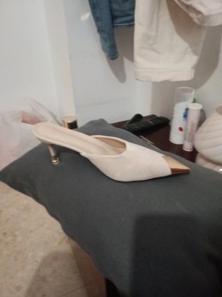 Zapatos de tacón beige y dorado