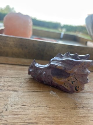 Figura dragón de mineral morado