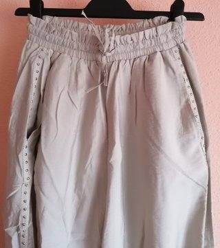 Pantalón con tachuelas