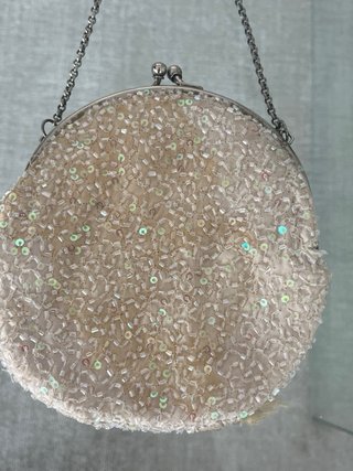 Bolso de mano beige y plateado con pedrería