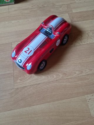 Coche de lata rojo con detalles blancos