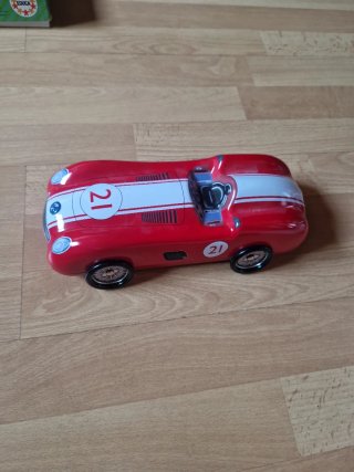 Coche de lata rojo con detalles blancos