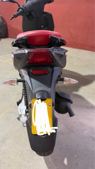 Scooter Aprilia Negra, Gris y Roja