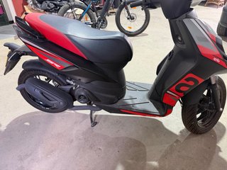 Scooter Aprilia Negra, Gris y Roja