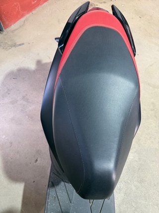 Scooter Aprilia Negra, Gris y Roja